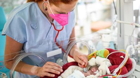 Každý 10. porod nastává předčasně. Poslechněte si "Nebuď mimo" s neonatoložkou
