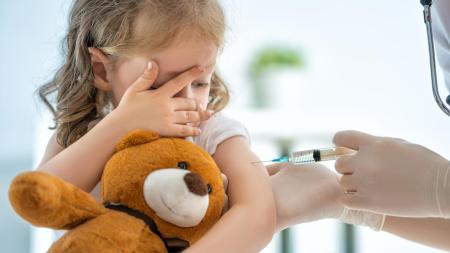 Dnešní matky nesmyslně očkují. Vnučka ty neštovice ze školky stejně přinesla