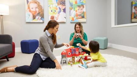 Jak vznikají hračky Fisher-Price? Testují je maminky se svými dětmi