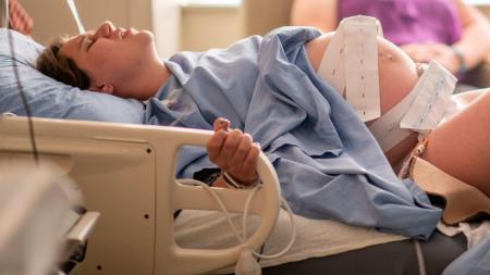 Porodnické násilí a nedobrovolná sterilizace: Obětem pomohou nová centra
