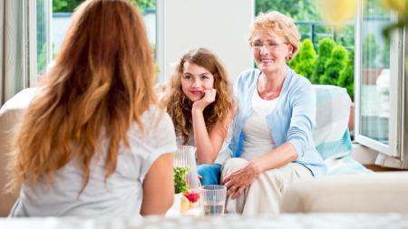 Děti tři hodiny vyhlíželi babičku, zatímco tchyně hlídala „oblíbenější“ vnučku