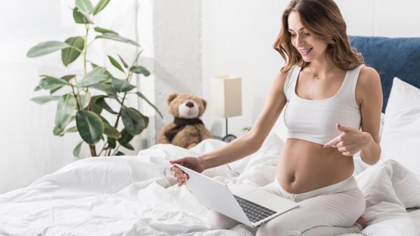 Porodní plán on-line: Porodní plán krok za krokem si můžete vytvořit i online. Těhotná žena sestavuje porodní plán na počítači.