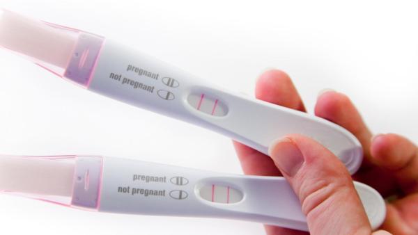 Jak udělat těhotenský test? Přečtěte si přiložený návod.