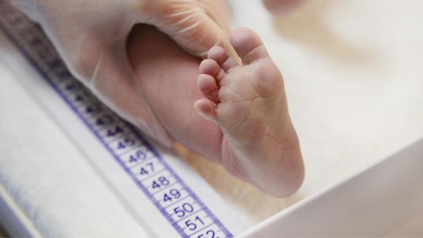 Průměrná délka miminka po narození je okolo 50 cm.