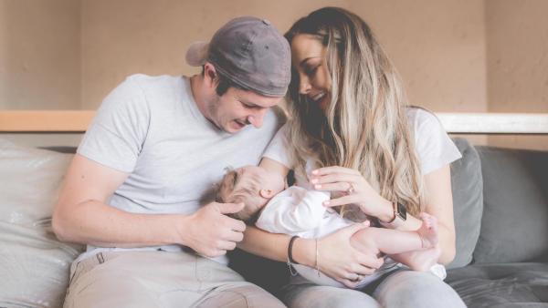 Náhradní rodiče drží své miminko. Přímá adopce.