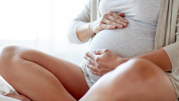 Gynekoložka kontroluje bříško těhotné maminky, darování vajíček.