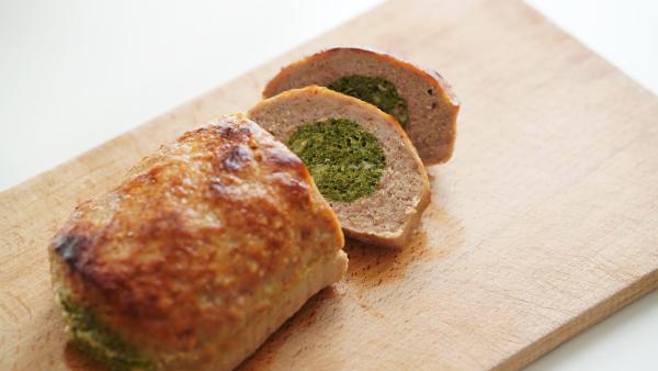 Masová rolka se sýrem a špenátem