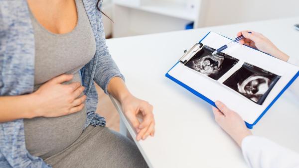 Mezi vrozené vývojové vady patří rozštěp páteře a těžká vada srdce.