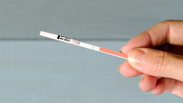Jak použít těhotenský test? Nejlepší je testovat ráno po probuzení.