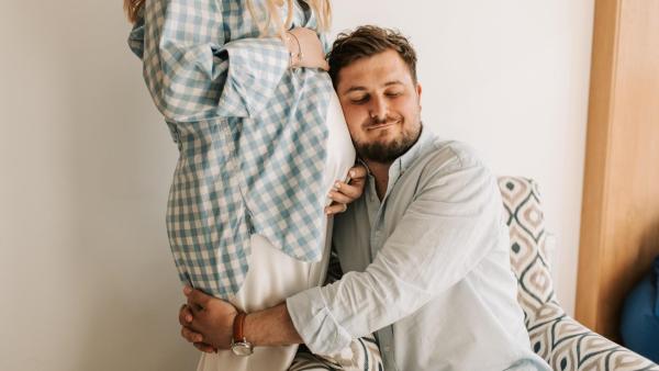 Ve druhém trimestru už můžete cítit pohyby miminka.