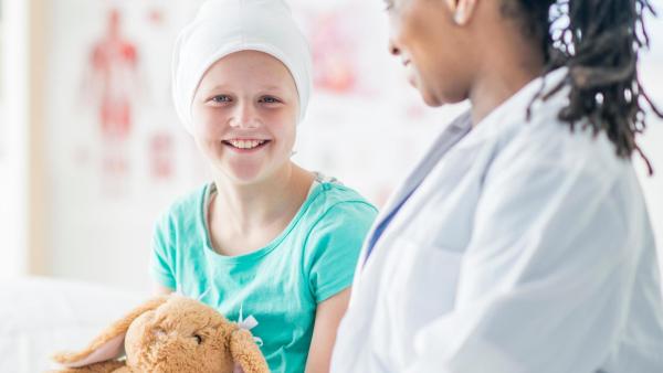 Holčička trpící leukemii s doktorkou.