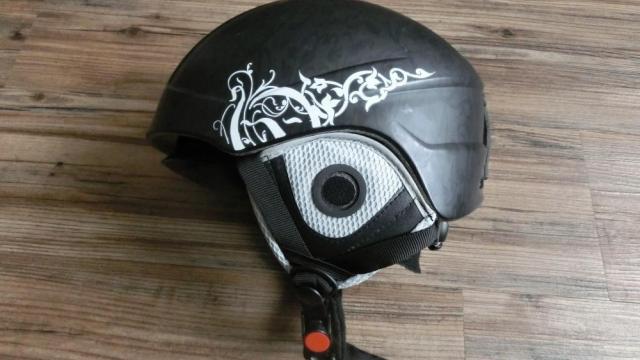 Matná černá lyžařská helma přilba Saphine