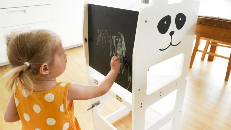 Dítě, které píše na tabuli.