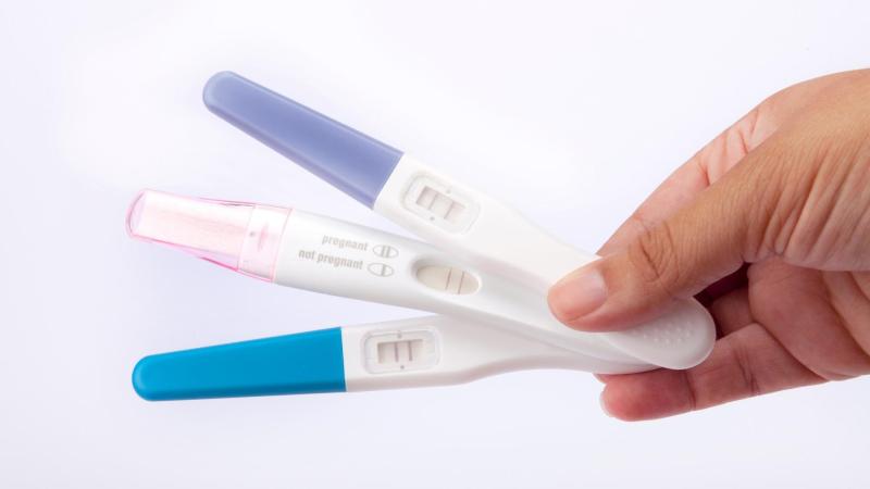 Tři těhotenské testy v ruce.