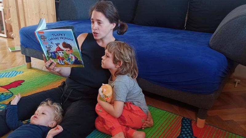Maminky čte Tlapkovou patrolu svým dětem.