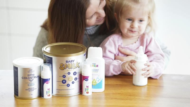 Maminka a malá dcera, která jí umělé mléko od BABYSMILK.