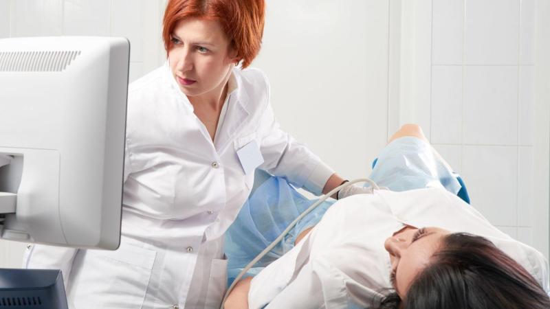 Žena na vyšetření ultrazvukem.