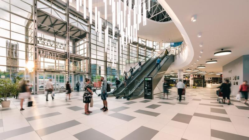 vnitřek Galerie Butovice plný lidí