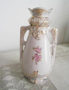 Vázička z růžového porcelánu