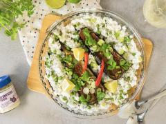 Pečený lilek s omáčkou z česnekove pasty, sójové omáčky, limety s hráškovou rýží