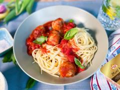 Masové kuličky v tomatové omáčce s bazalkou se špagetami, recept