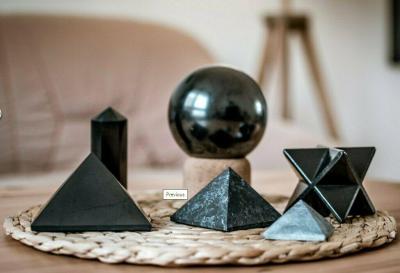 Černá pyramida, leštěný šungit nerost 5 cm