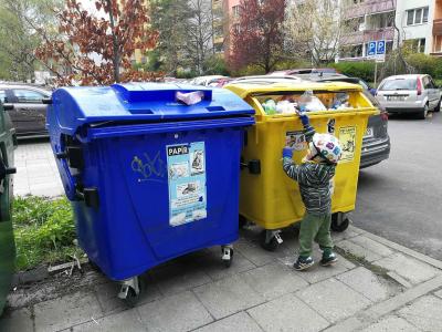 3-letý syn ví, kam házet obaly od dobrotek