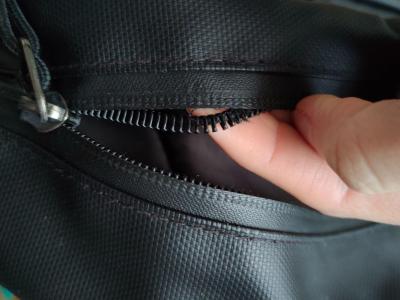 Vše možné | Vytržený zip u batohu