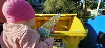 Láhev do plastů, ale chrastítko si ještě necháme ;)