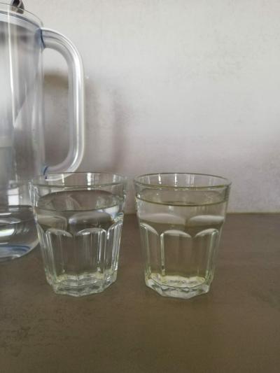 Vpravo před filtrováním, vlevo po filtrování 