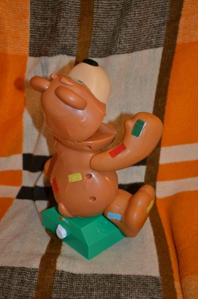 Zadní strana medvídka s nastavením úrovně obtížnosti.