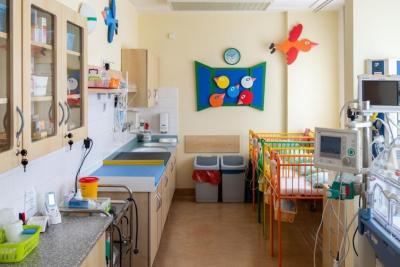 Porodnice Jablonec nad Nisou, p.o., Gynekologicko-porodnické oddělení: plně vybavený pokoj pro miminka.