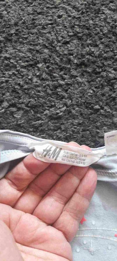 dívčí tričko H&M, vel. 134. Flíčky vyfocené.
