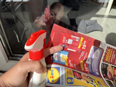 Na umývání oken, používáme letáky nez jdou do zrušeného odpadu:)