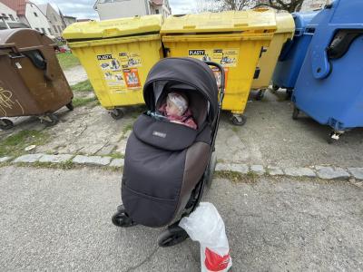 Ještě si s PETkou pohrát a šup s ni do kontejneru :)