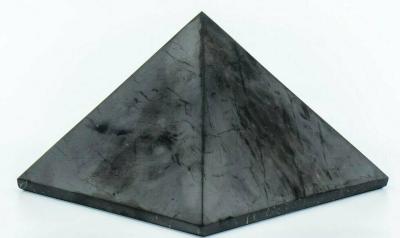 Černá pyramida, leštěný šungit nerost 5 cm