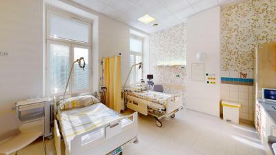 Porodnice Jindřichův Hradec, Nemocnice Jindřichův Hradec, a.s., Gynekologicko-porodnické oddělení: Sdílený lůžkový pokojíček pro maminky v porodnici.