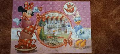 Třpytivé puzzle Minnie: S Daisy v kavárně 50 dílků