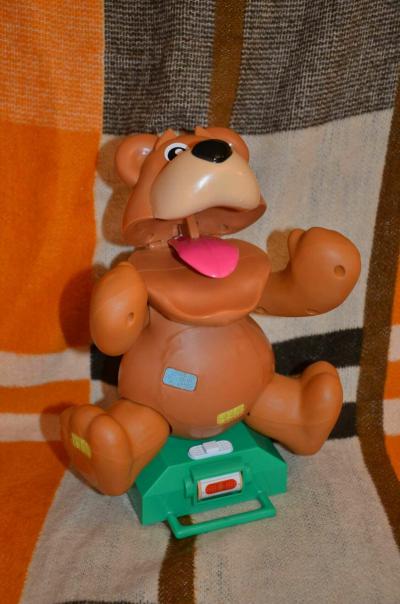 Medvídkovi je nutno nalepit náplasti.