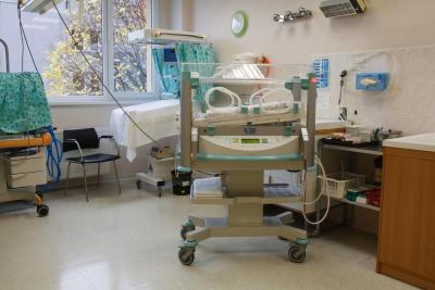 Porodnice Prachatice, Gynekologicko-porodnické oddělení: Sál s inkubátorem.