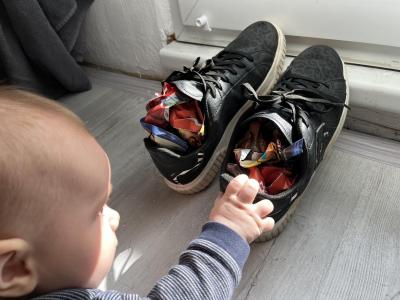 Na ususeni mokrých bot využijeme noviny aby sme je poradne využili, nez půjdou do trideneho odpadu.