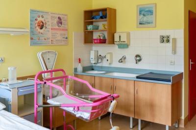 Porodnice Jablonec nad Nisou, p.o., Gynekologicko-porodnické oddělení: Pokoj s postýlkou pro miminko.