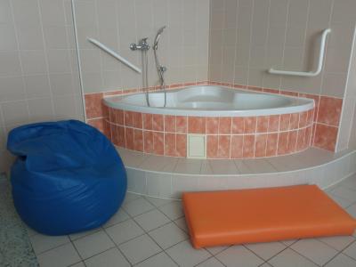 Porodnice Boskovice s. r. o., Gynekologické oddělení: Prostorná porodní vana.