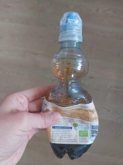 Starý olej připravený na recyklaci 