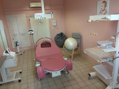 Gynekologicko-porodnické oddělení, Nemocnice Písek: Porodní box s porodním vybavením.