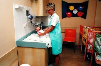 Porodnice Jablonec nad Nisou, p.o., Gynekologicko-porodnické oddělení: Sestřička s novorozencem.
