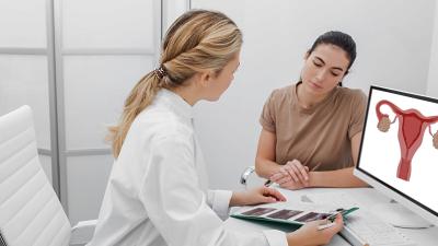 Cytologie může včas odhalit rakovinu děložního čípku. Jak vyšetření probíhá?