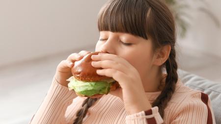 Dávají dětem ve školce fast food. Tahle jídla snad nemohou myslet vážně