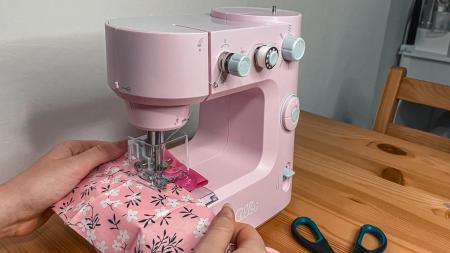 Tip na DIY dárek pro děti od Albi? Děti v redakci vyzkoušely šicí stroj