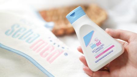 Dětské vlásky si zaslouží speciální péči. Vyzkoušejte šampon od sebamed Baby